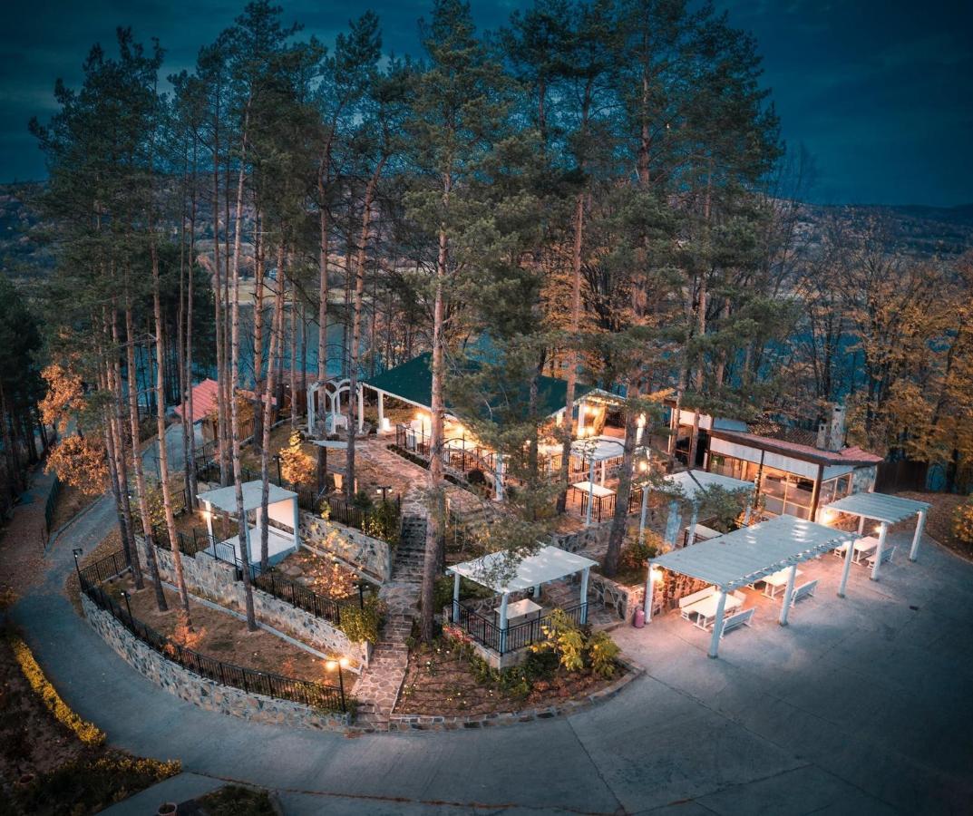 Семеен Хотел И Ресторант Райски Залив Golyama Zhelyazna Exterior photo